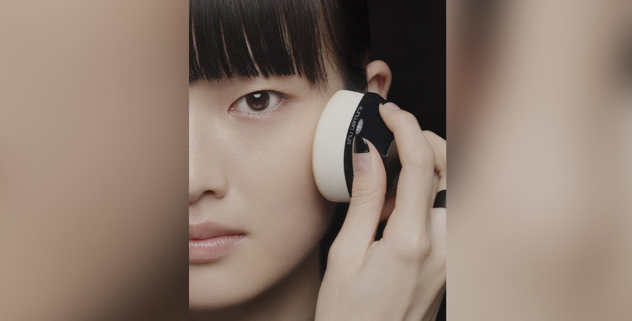 girl applying foundation